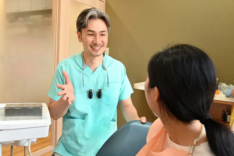 いしばし歯科小児・矯正歯科クリニック　小児歯科　説明風景