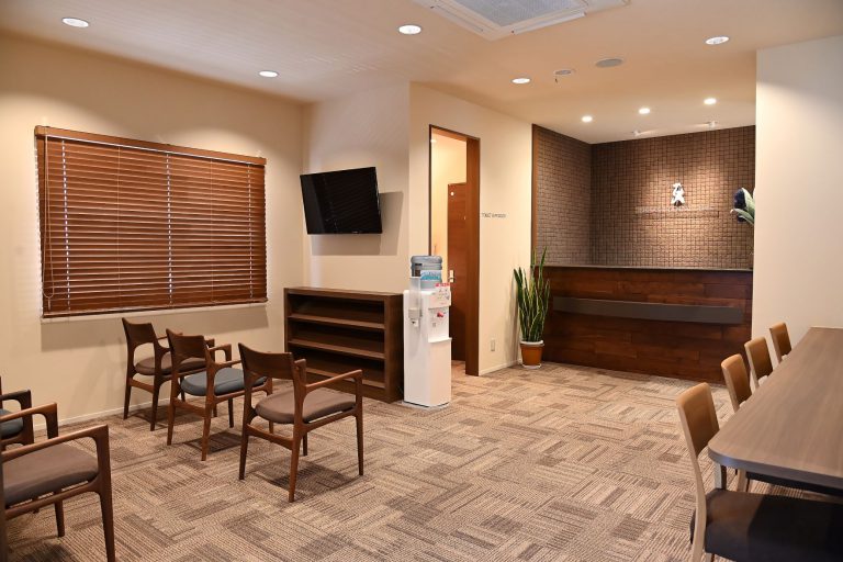 いしばし歯科小児・矯正歯科クリニック　明るく開放的な待合室